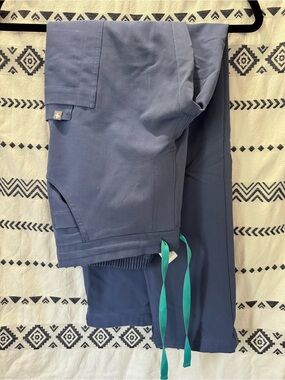 FIGS Yola High Rise Slim Scrub Pant in blue. women’s size Extra Small size XS
